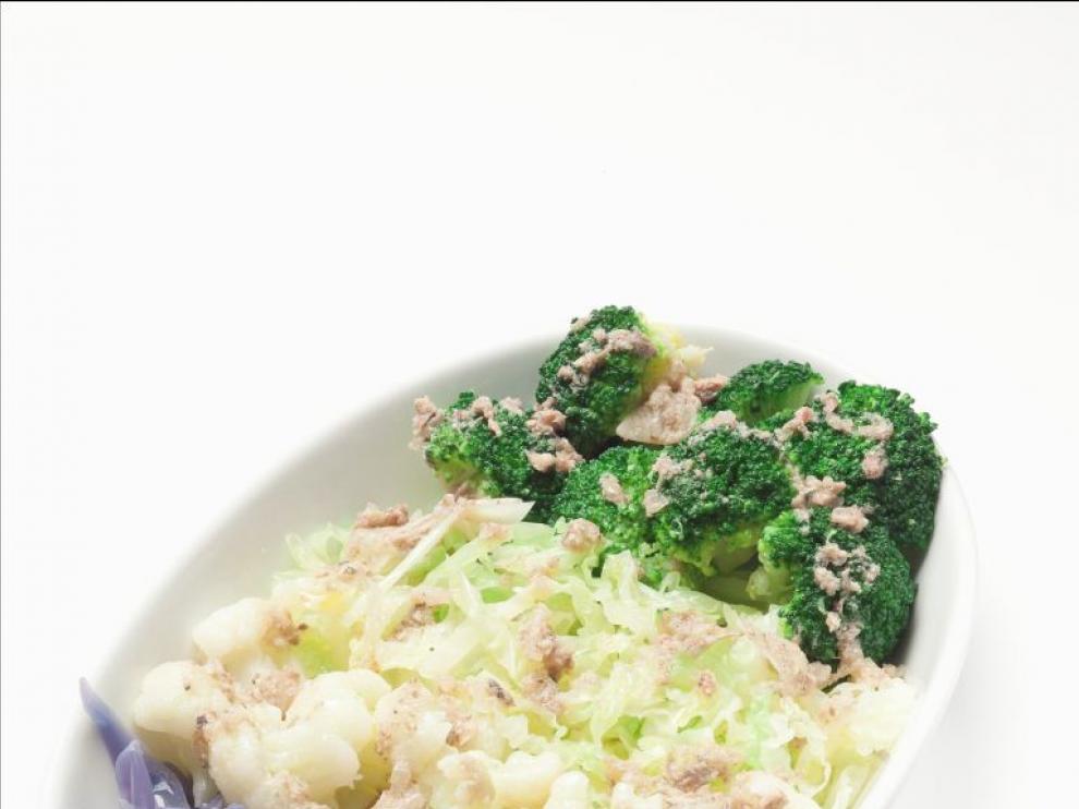 Ensalada de crucíferas, una de las recetas saludables incluidas en el libro 'Cocinar para vivir: cómo cocinar para prevenir el cáncer'.