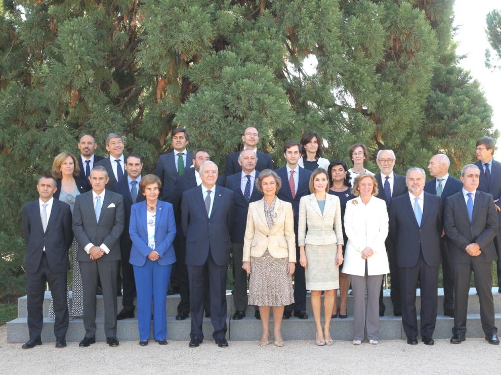 La reina Sofía y la reina Letizia posan con los representantes de los medios en la FAD, entre ellos Pilar de Yarza y Paloma de Yarza.