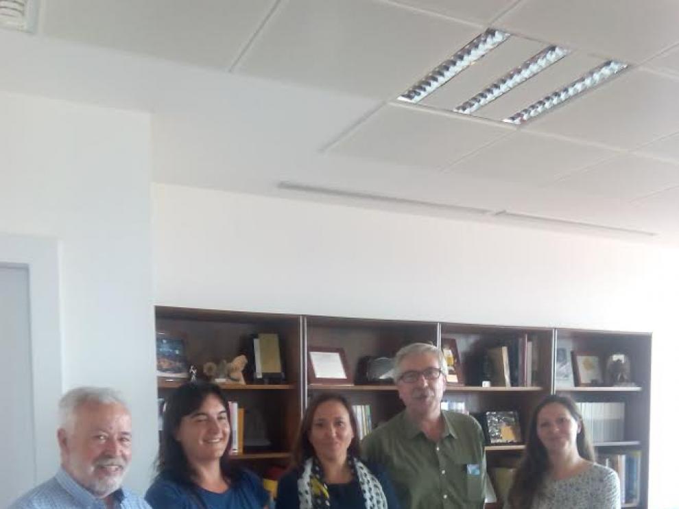 Representantes del grupo a favor de la jornada continua se reunieron con responsables del Departamento de Educación.