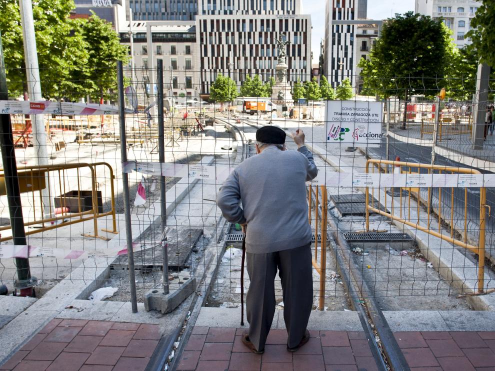 Un anciano mira las obras del tranvía, en una imagen de 2012
