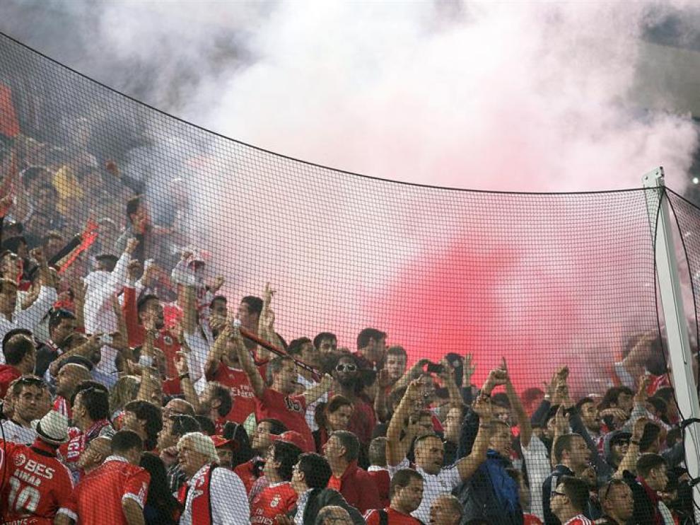 Una bengala, cerca de impactar a un niño de dos años en el Atlético-Benfica