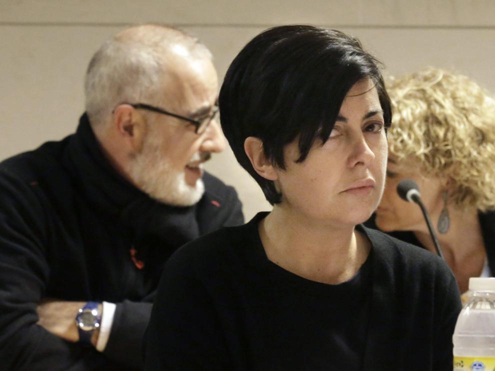 Rosario Porto (c) y Alfonso Basterra, (detrás-i), los dos principales acusados de la muerte de su hija Asunta Basterra
