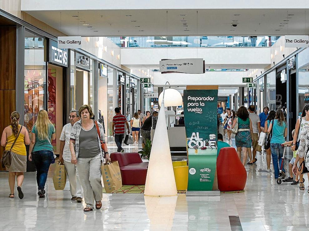 Apertura de un centro comercial zaragozano, el primer domingo de septiembre.