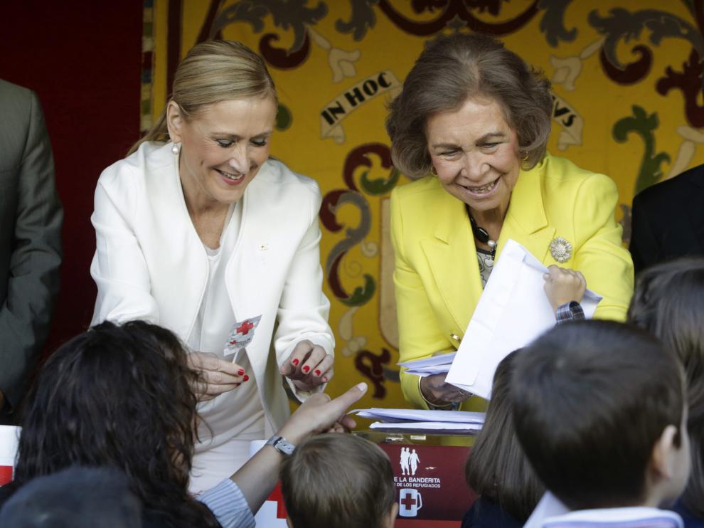 ?Cifuentes acompaña a la Reina Sofía en el 'Día de la Banderita' de Cruz Roja