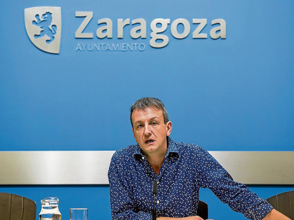 El concejal de economía, Fernando Rivarés, en una rueda de prensa.