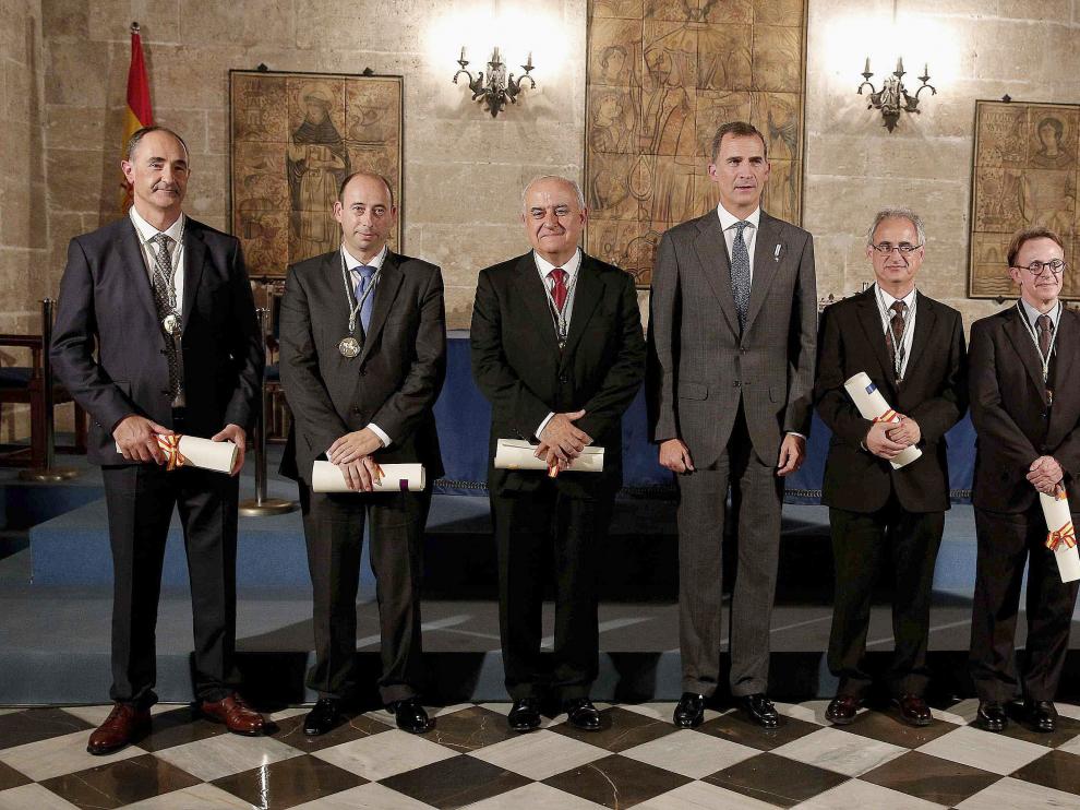 Oscar Landeta (segundo por la izquierda) y Pablo Artal (a la derecha) posan con el Rey y el resto de premiados con el Jaime I.