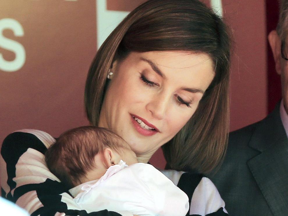 La reina Letizia, con un bebé en brazos.