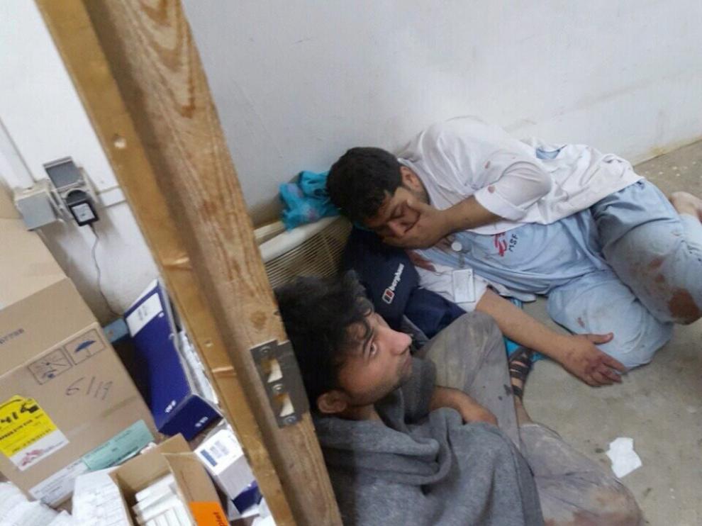 Personal del hospital de Médicos Sin Fronteras bombardeado en Kunduf, durante el ataque.