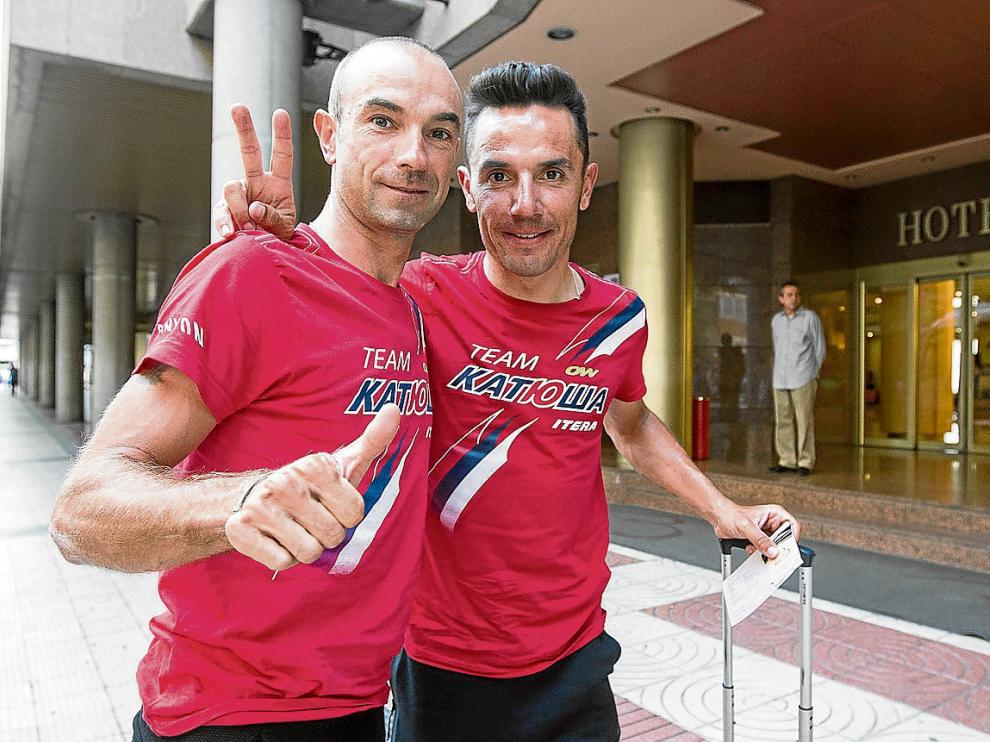 Ángel Vicioso (izquierda) y Purito Rodríguez, ayer a su llegada al hotel Boston de Zaragoza.