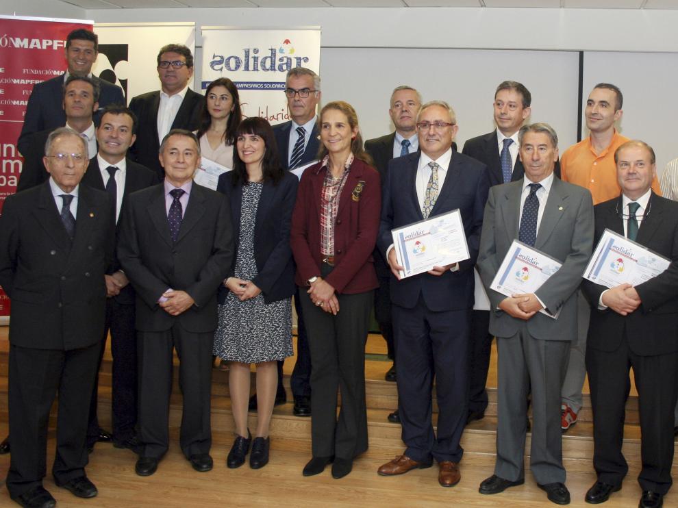 La infanta Elena posa con los premiados en la gala Solidar.