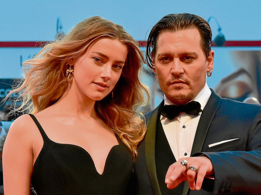 Johnny Depp y su mujer, la también actriz Amber Heard, a su llegada al estreno en Venecia.