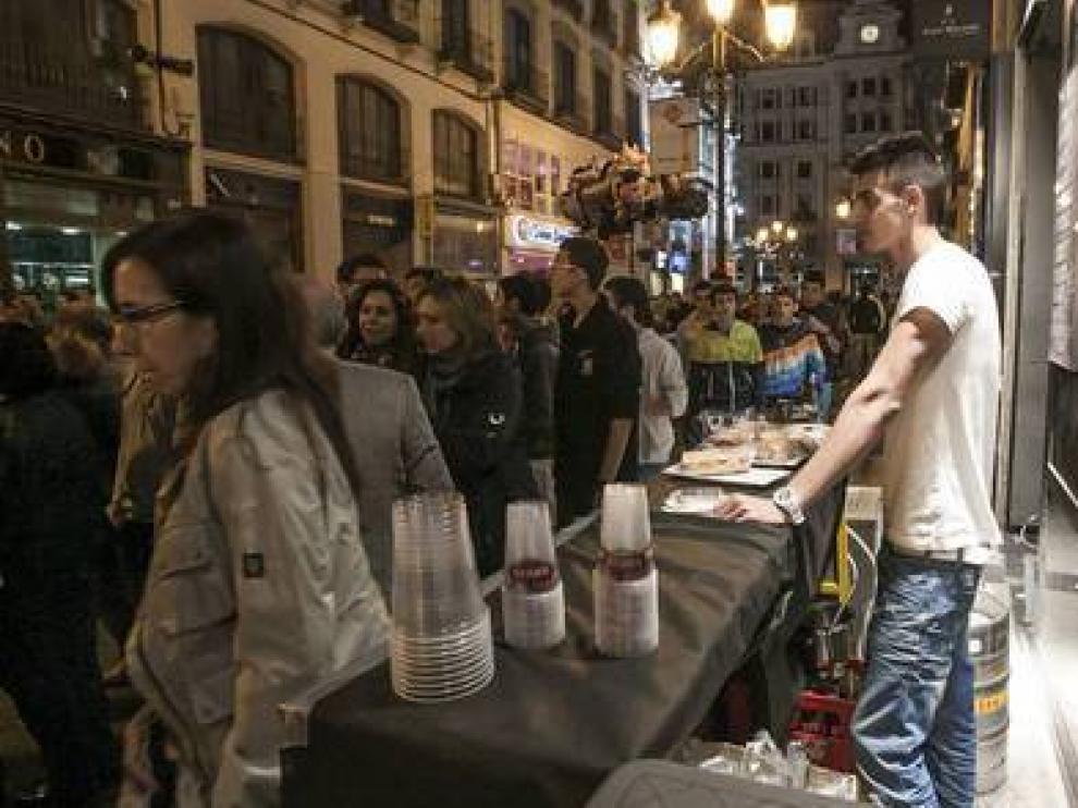 Uno de los bares que instaló barra en la acera durante las Fiestas del Pilar.