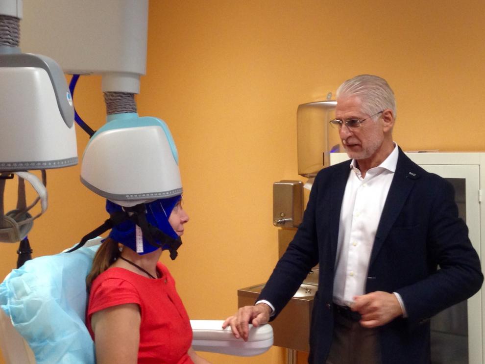 Fernando Sanjuán, con una paciente tratada con el sistema de estimulación magnética transcraneal profunda.