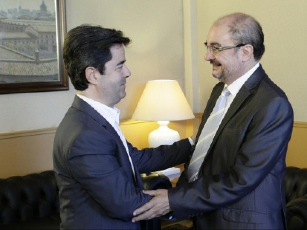Saludo de Luis Felipe y Javier Lambán en una foto de archivo.