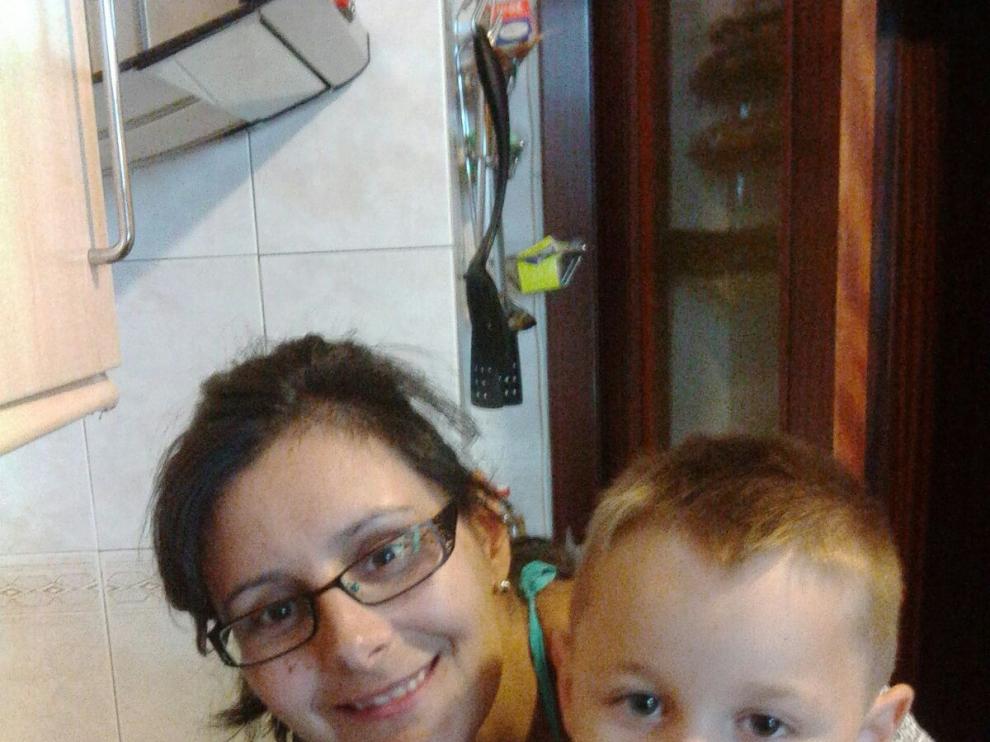 El pequeño Sergio, de 7 años, ayudando a su madre en la cocina. Él es uno de los pacientes aragoneses con distrofia muscular Duchenne.