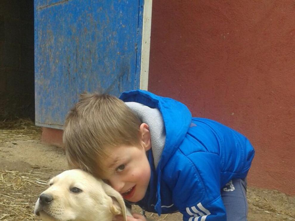 Sergio, de 7 años, es uno de los tres niños zaragozanos que padecen esta enfermedad rara.