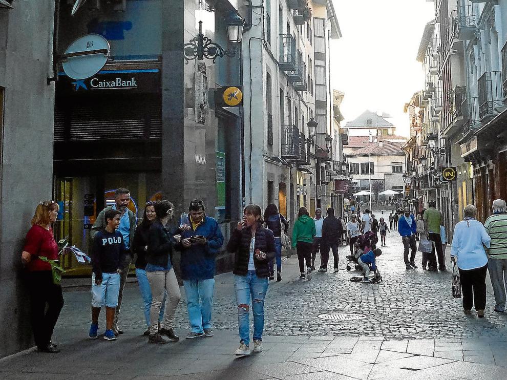 Muchos turistas apuraban ayer el fin de semana de paseo por el centro de Jaca.