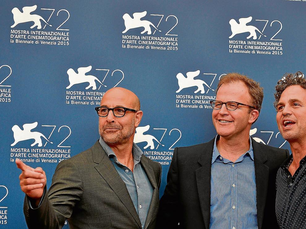 Los actores Stanley Tucci y Mark Ruffalo, con el director Thomas McCarthy en el centro, ayer en la presentación de Venecia.