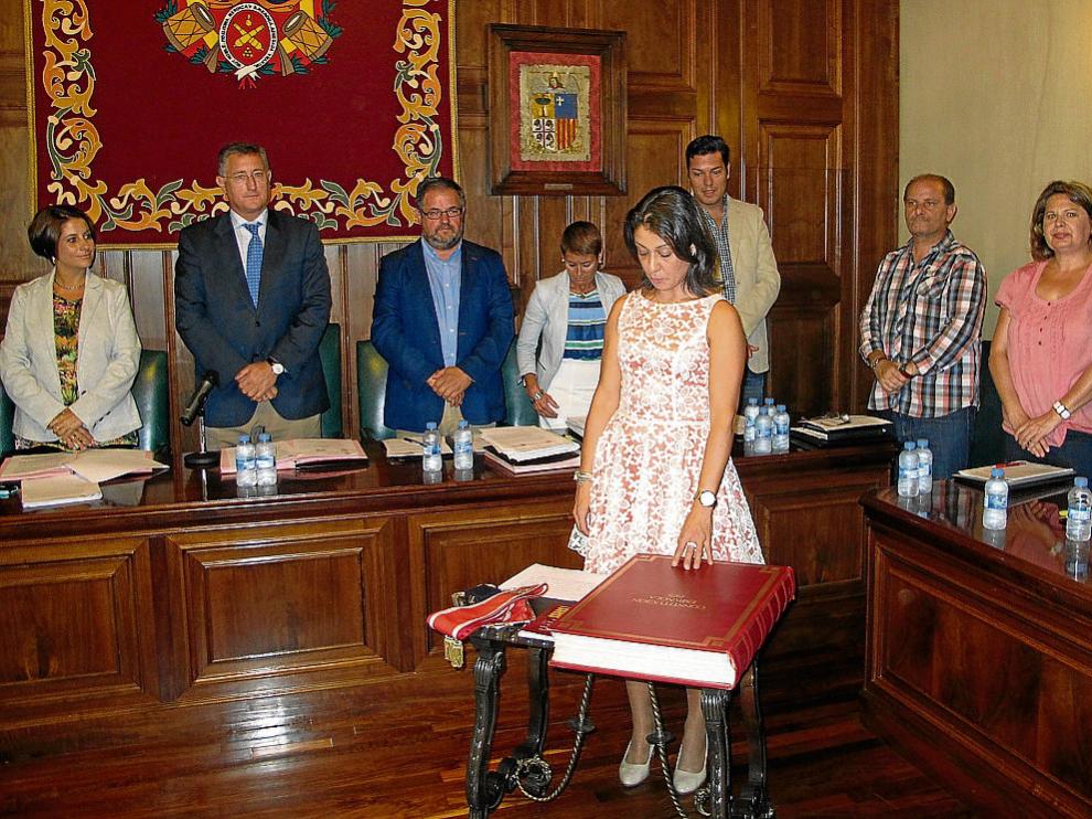 Loreto Camañes asumió ayer la concejalía de Ciudadanos que quedó libre con la renuncia del cabeza de lista, Rodrigo Gómez, el pasado julio dos meses después de haber tomado posesión para encabezar la candidatura al Congreso por la provincia de Zaragoza