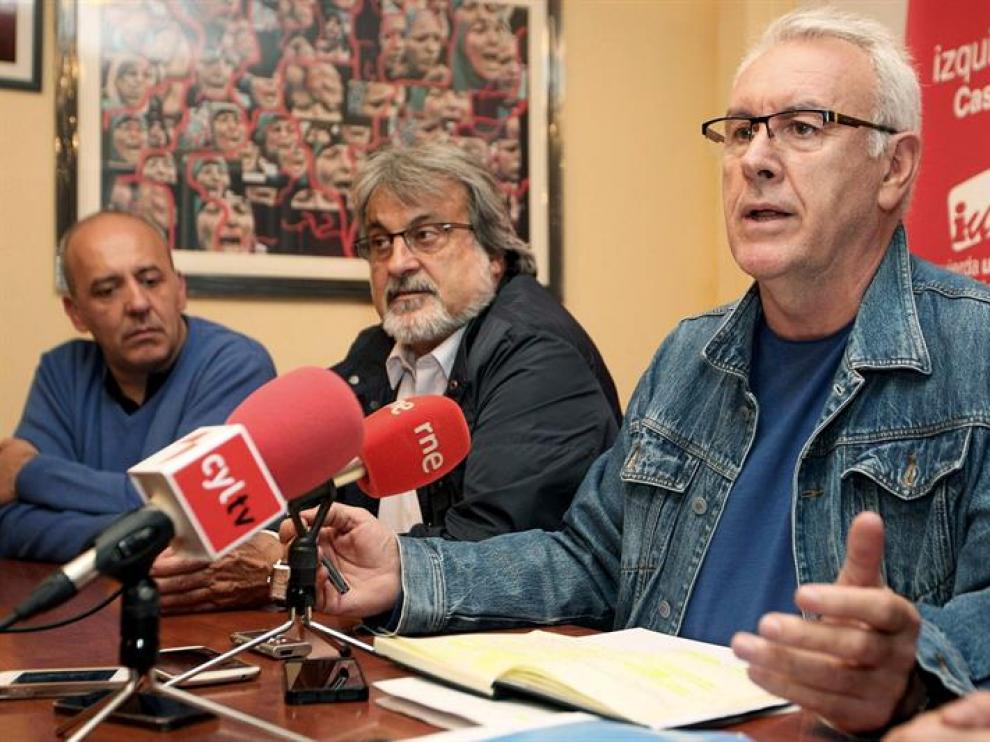 Cayo Lara (d), durante su visita a Soria, junto al coordinador regional, José María González (c) y el provincial, Enrique García (i).