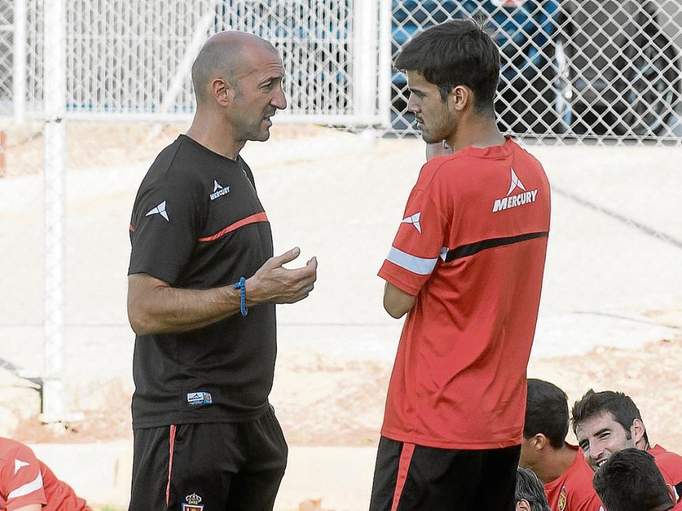Ranko Popovic dialoga con Aria Hasegawa durante un entrenamiento.