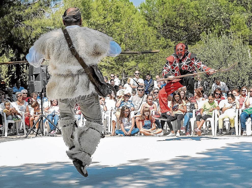 El Ángel y el Demonio fueron los auténticos protagonistas del Dance que se representó ayer en La Almunia de Doña Godina.