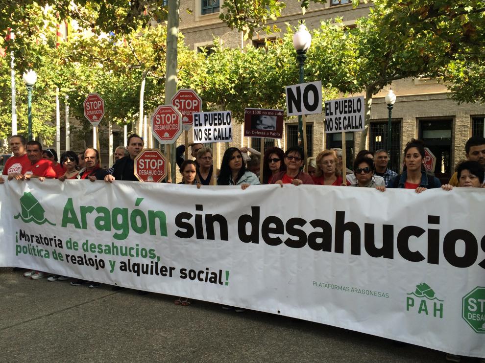 Concentración de Stop Desahucios frente a la DGA.