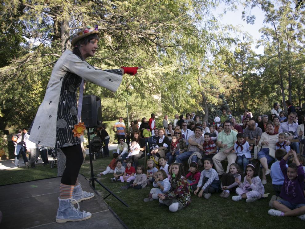 Los niños disfrutan de diversos espectáculos y actividades en las fiestas del Pilar.