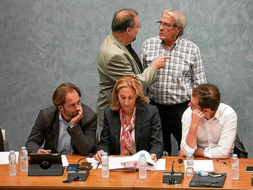 Bizén Fuster (CHA) habla con el alcalde de Cuarte, Jesús Pérez (PAR) momentos antes de que diera comienzo el pleno.