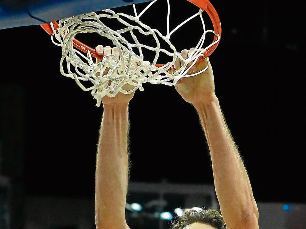 Pau Gasol machaca con fuerza el aro turco.