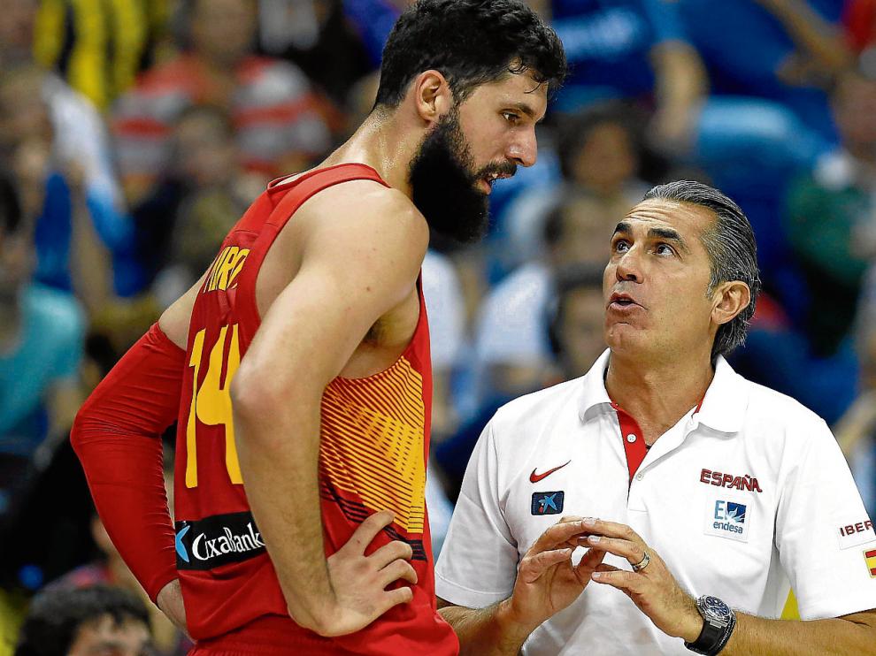 Sergio Scariolo da instrucciones a Nikola Mirotic en el partido frente a Turquía.