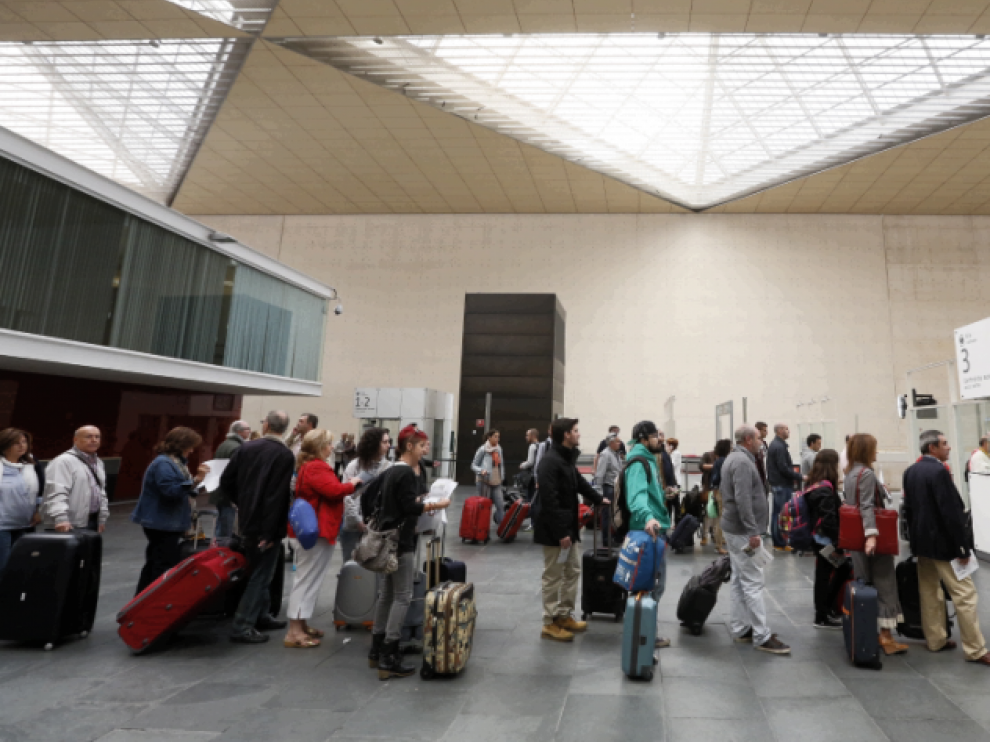 Filas en la estación zaragozana este jueves.