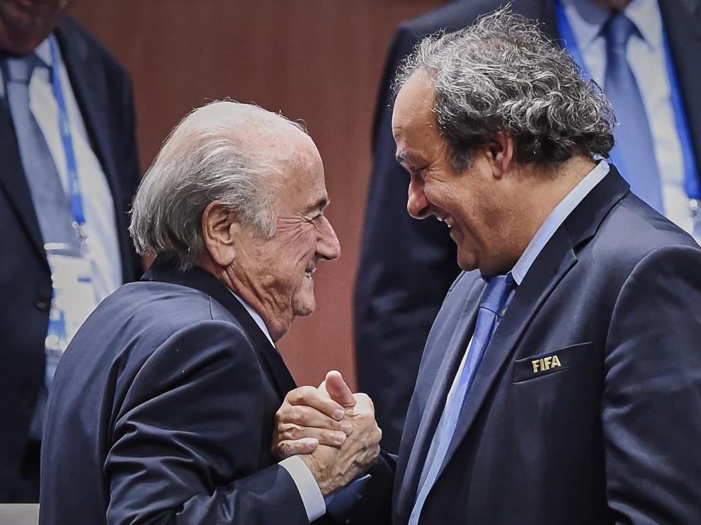Saludo entre Joseph Blatter y Michel Platini en una foto de archivo.