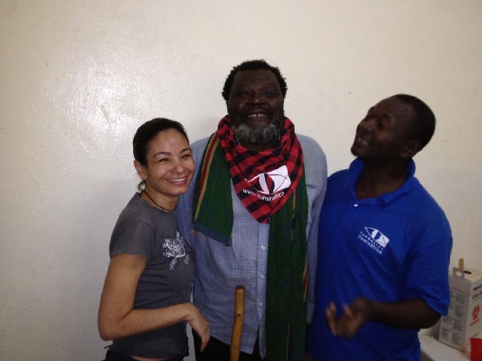 Uno de los pacientes atendidos en el Chad con el cachirulo solidario de la Fundación.