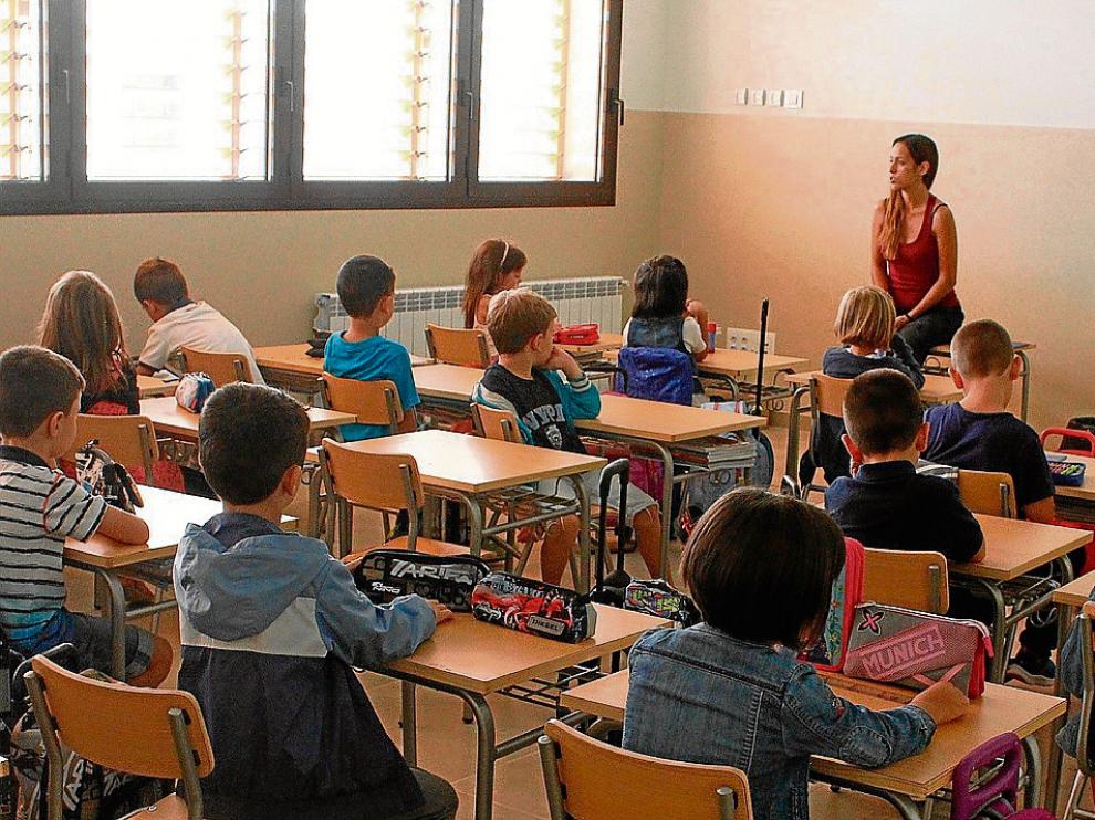 Unos 150 niños estrenaron el nuevo colegio público San José de Calasanz de Fraga.