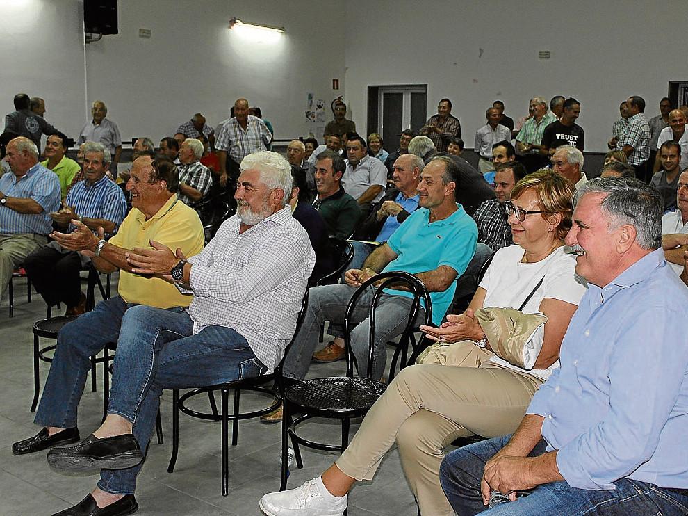 Los asistentes aplauden el resultado de la votación tras la asamblea, que se celebró en Valfonda.