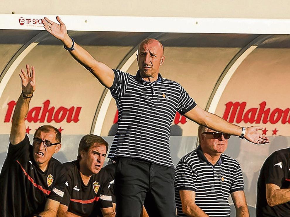 Ranko Popovic da instrucciones a sus futbolistas.