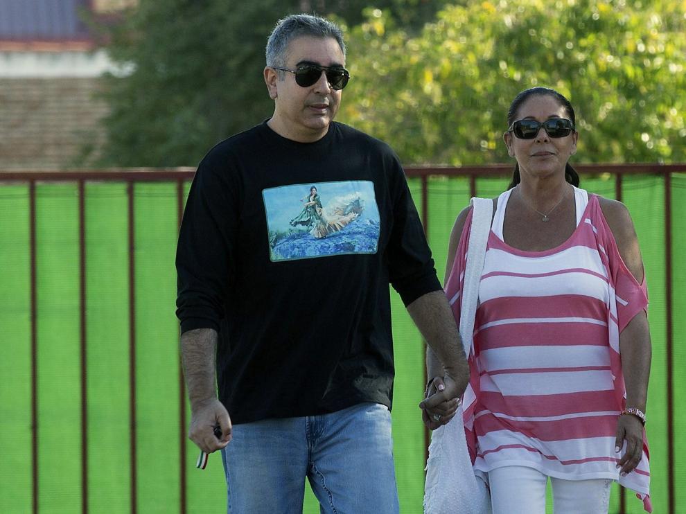 Isabel Pantoja, acompañada de su hermano Agustín, a su salida de la cárcel de Alcalá de Guadaíra.