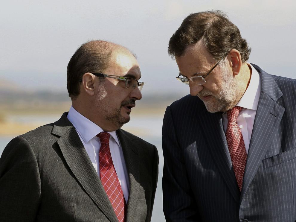 Fotografía de archivo de Mariano Rajoy y Javier Lambán.