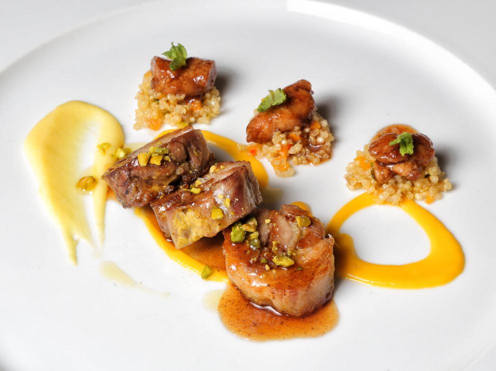 Collares de ternasco con pistacho verde y quínoa vegetal.