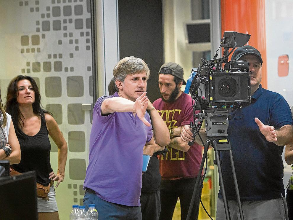Gaizka Urresti y su equipo, el 4 de agosto del año pasado, durante el rodaje de 'Bendita calamidad' en la redacción de Aragón TV.