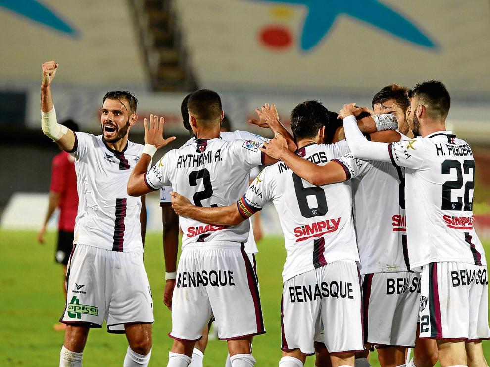 Los jugadores del Huesca se abrazan tras el primer gol.