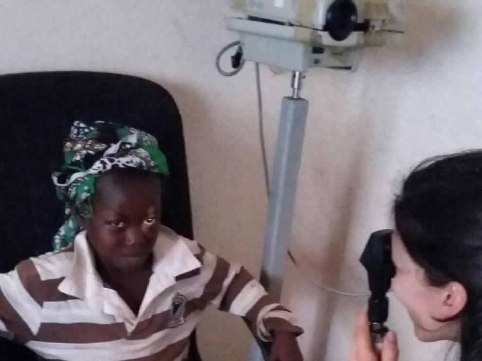 La voluntaria de Iluminafrica María Victoria Templado revisándole la vista a una paciente en la consulta del Chad.