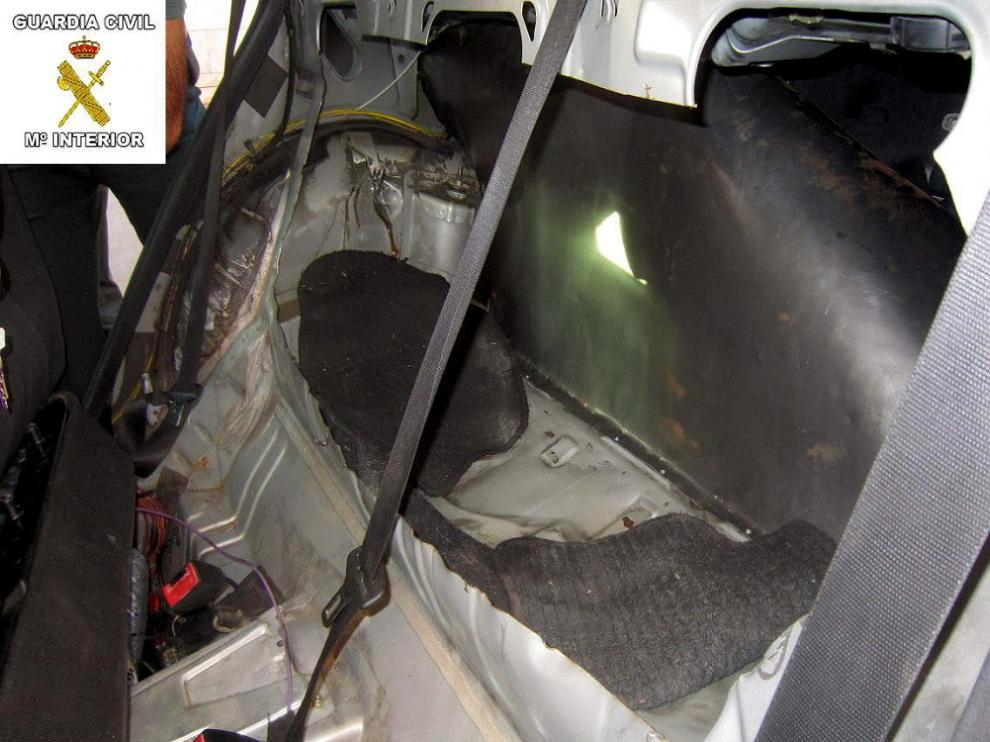 Fototgrafía facilitada por la Guardia Civil, que ha rescatado a tres personas, que intentaban acceder a Melilla por el paso fronterizo de Beni-Enzar