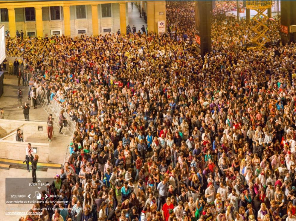 Cientos de personas participando en el pregón de inicio a las fiestas del Pilar.