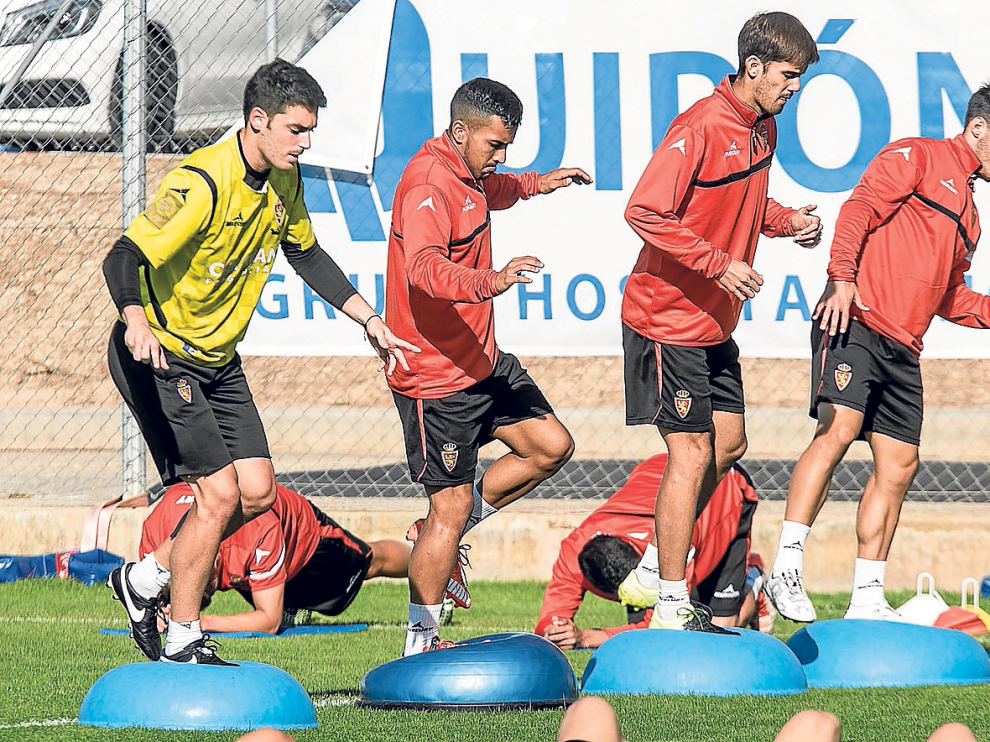 Alcolea, Jorge Díaz,Aria Hasegawa e Isaac, en un ejercicio de entrenamiento.