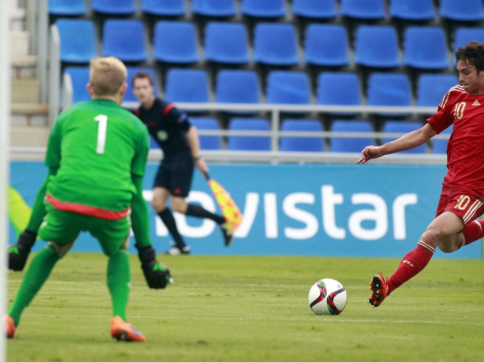 Óliver Torres dispara a puerta durante el partido de la sub-21
