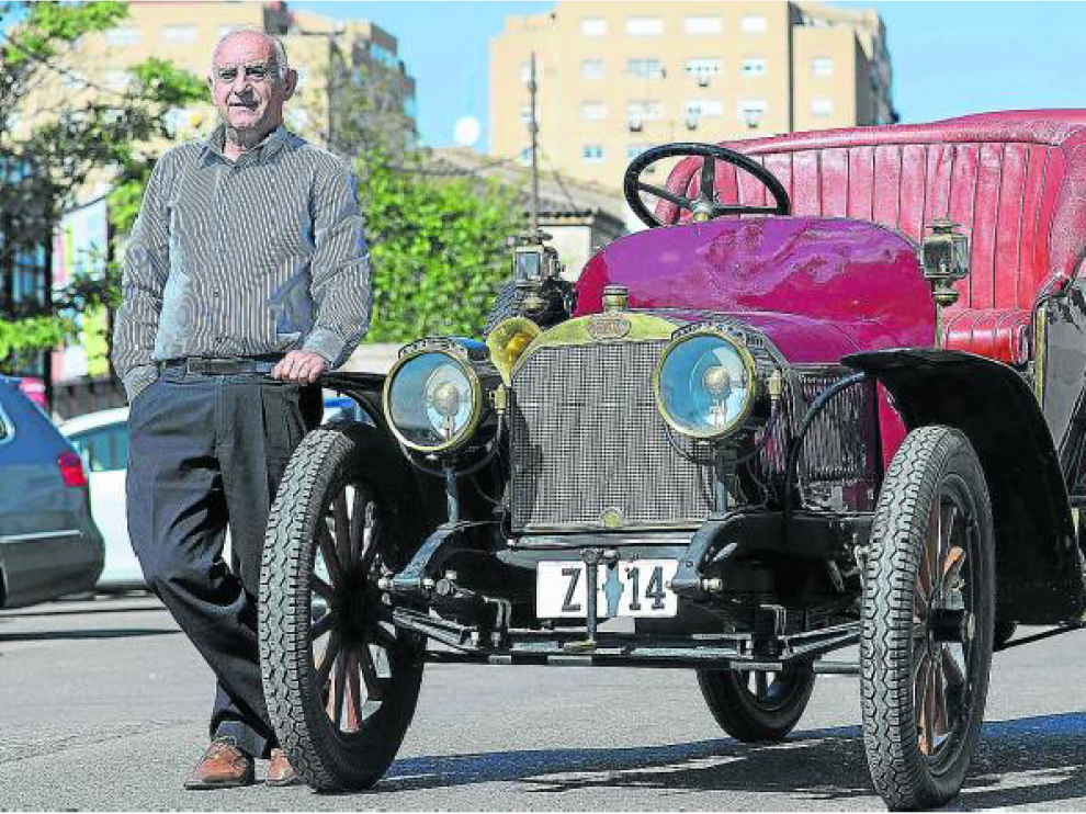 Jesús Val, junto a una de las joyas de su colección, el Fiat Richard de 1908.