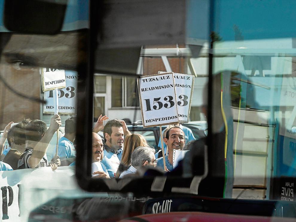 Protesta de los trabajadores de Tuzsa en agosto de 2013 por los 153 despidos.
