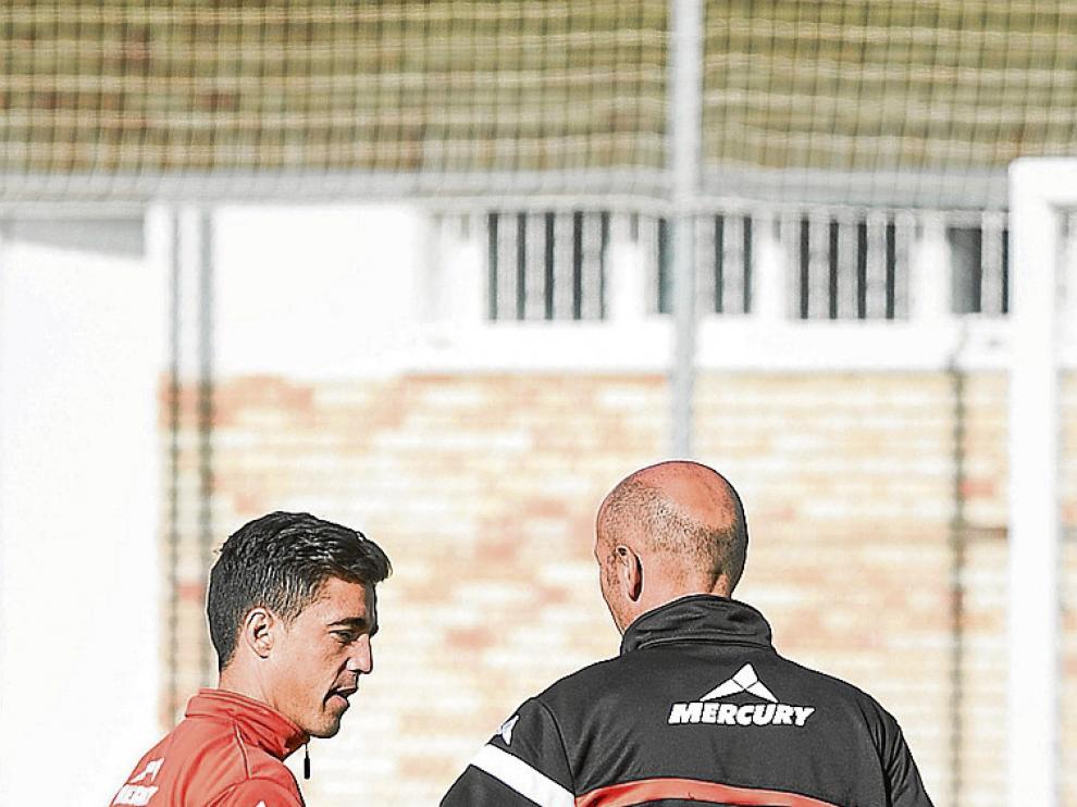Charla entre Pedro y Popovic en el entrenamiento de ayer.